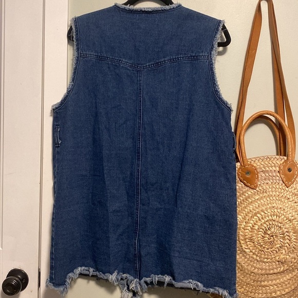 Mulan | Denim Sleeveless Vest with Frayed Edges est size small- large- Pockets - Picture 5 of 5